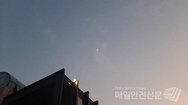 28일 오늘 저녁 전국이 대체로 맑은 날씨가 29일 내일까지 이어지겠다. /김혜연 기자