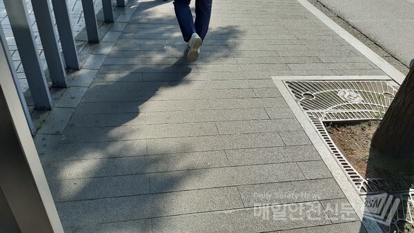 [오늘 내일 월요일 날씨] 일요일인 오늘 낮 기온이 29도까지 올라가는 등 더운 가운데 전국이 오후 중부지방 내륙과 경북 내륙에 소나기가 내리겠다. /신윤희 기자