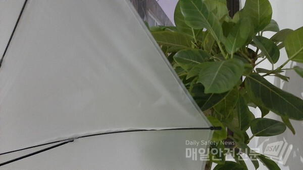 [내일날씨] 오늘 경기 북부와 강원 영서북부에서 내리기 시작은 비는 내일 오전 9시까지 서울과 경기 북부,  강원 영서에서도 조금 내리겠다.   /신윤희 기자