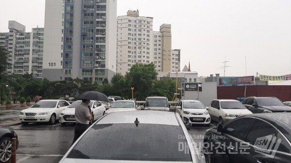 [오늘날씨]오늘 중부지방에는 비가 내렸다. 비는 저녁부터 다시 시작해 내일 새벽까지 이어지겠다.  /신윤희 기자 