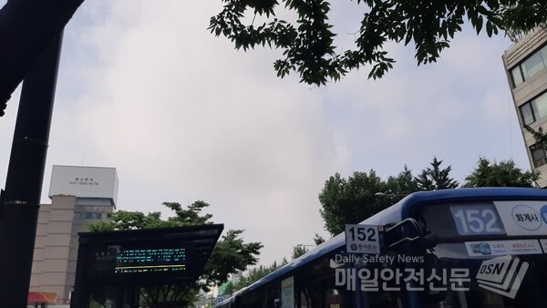 [오늘의 날씨]전국이 오늘 대체로 흐리다가 낮에 맑아지겠다. /신윤희 기자