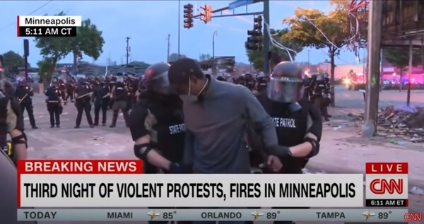 CNN방송 기자, 미국 시위 생방송 보도중 경찰에 체포 