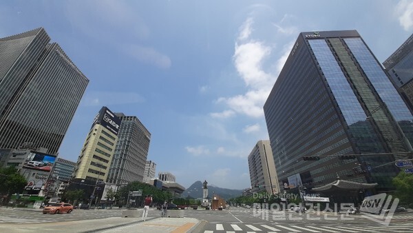[내일의 날씨]일부 충북과 경북내륙은 내일과 모레 체감온도가 33도 이상 올라 매우 덥겠다. 사진은 7일 오전 광화문 네거리 모습. /신윤희 기자