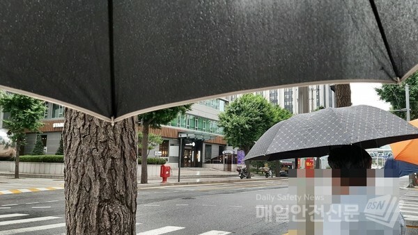 [내일의 날씨]10일 퇴근길에 경기 서해안과 충남, 전라도, 제주도를 시작으로 서울과 경기도에도 비가 내리고 있다.  /신윤희 기자