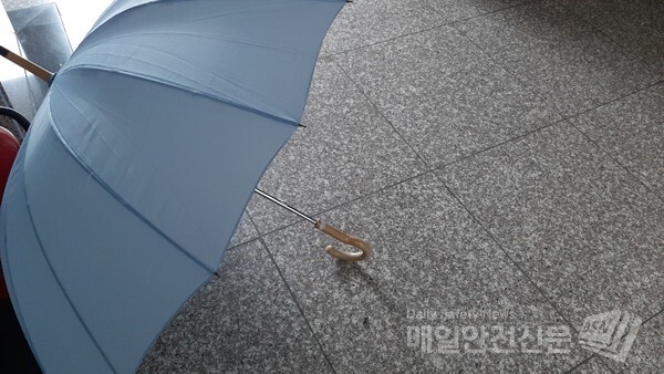 [내일 날씨] 내일 낮 12시 제주도부터 비가 오기 시작해 오후 3시∼밤 12시 남부지방으로, 내일 새벽 3시 충청도까지 내리겠다. 내일 밤 9시 전국으로 비가 확대되겠다.   /매일안전신문DB