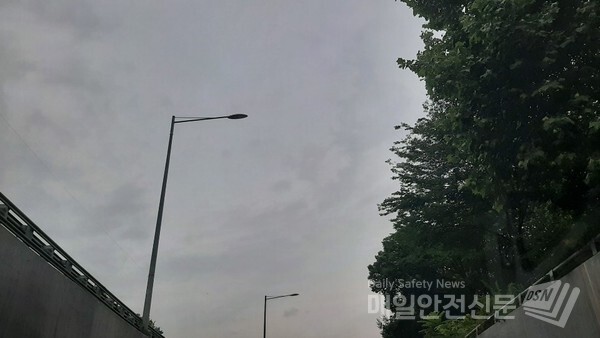 [오늘 날씨]일요일인 오늘 전라 동부와 경상도에 내리는 비는 낮 12시 전라 동부부터 차차 그쳐 오후 3시까지는 대부분 그치겠다. /신윤희 기자