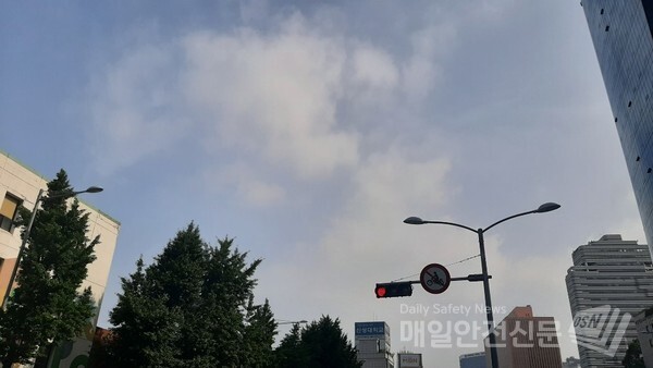 [내일날씨]내일 남부지방과 제주도는 차차 흐려져 낮에 제주도부터 비가 와 저녁에 전남으로 확대되겠다.  /신윤희 기자