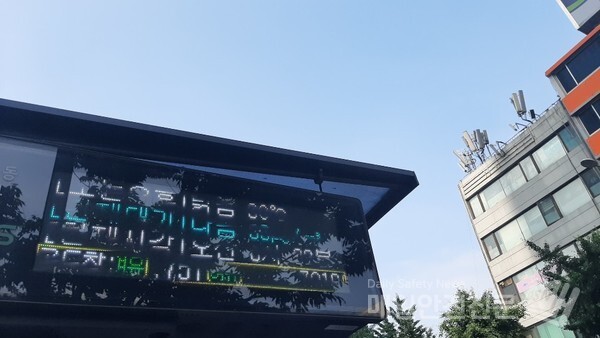 [오늘날씨]오늘도 어제와 비슷하게 낮 기온이 최고 33도까지 올라 덥겠다. 강원도 영서남부와 경북 북부내륙에는 소나기가 예상된다./신윤희 기자