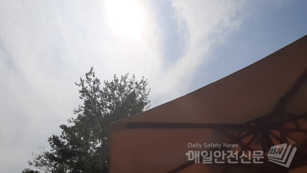[오늘의 날씨]오늘 낮 최고기온이 최고 33도까지 올라 전국적으로 매우 덥겠다. /신윤희 기자