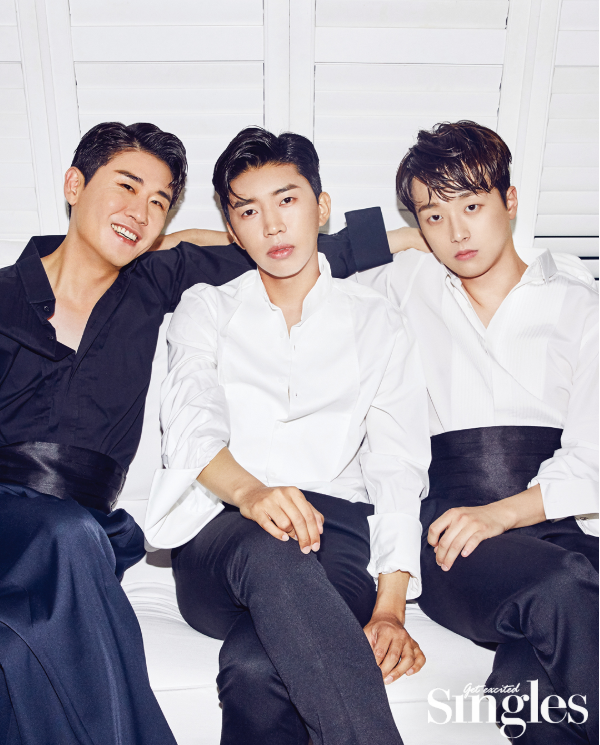 임영웅, 영탁, 이찬원이 남성미 가득한 화보를 공개하며 여심을 사로 잡았다.(사진=싱글즈 제공)