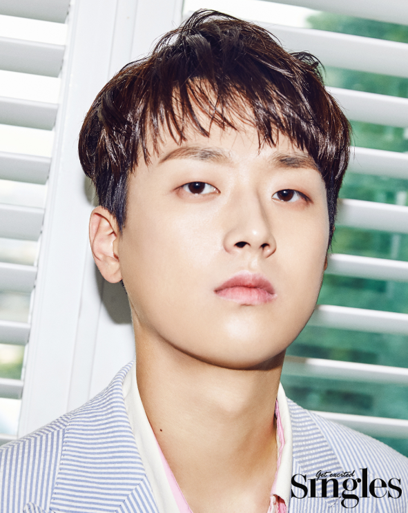 이찬원이 싱글즈 화보를 통해 성숙한 매력을 뽐냈다.(사진=싱글즈 제공)