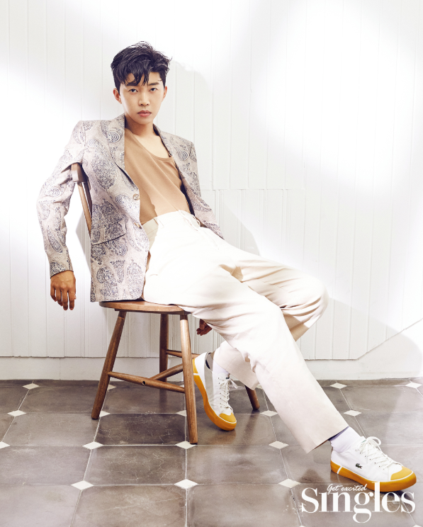 임영웅이 싱글즈 화보를 통해 카리스마 넘치는 모습을 공개했다.(사진=싱글즈 제공)