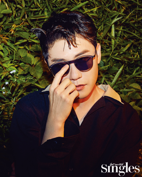 영탁이 싱글즈 화보에서 시크한 매력을 공개했다.(사진=싱글즈 제공)