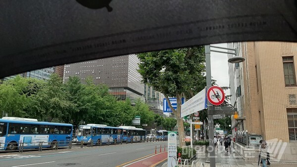 [오늘날씨] 서울과 경기동부, 강원도 등 남부내륙에는 오후 6시까지 1㎜ 내외의 약한 비가 오거나 산발적으로 빗방울이 떨어지는 곳이 있겠다.   /신윤희 기자