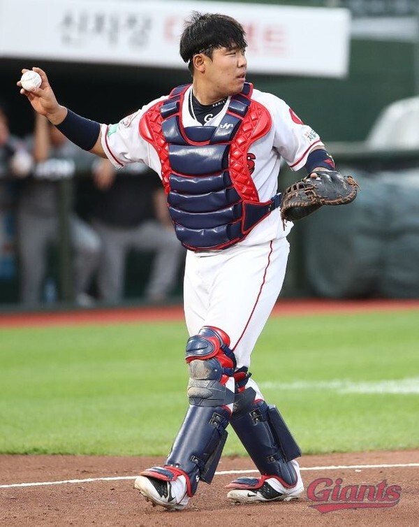 롯데 지성준의 미성년자 교체 논란이 사실로 확인됨에 따라 '무기한 출전정치'라는 중징계를 받았다.(사진=롯데 자이언츠 홈페이지)