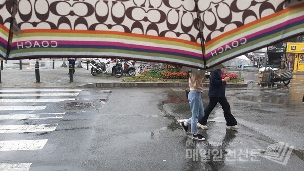 [내일날씨]월요일인 내일과 모레는 중국 상해 북쪽에 위치한 정체전선 상에서 발달해 동북동진하는 저기압의 영향으로 전국에 비가 내리겠다./매일안전신문DB