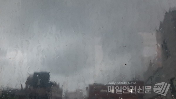 [오늘의 날씨]오늘과 내일 전국에 비가 내릴 전망이다. 강원도에서는 최고 250mm 이상 비가 내리는 곳이 있겠다./매일안전신문DB