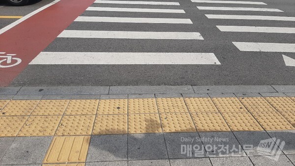 [오늘날씨] 강원도 영동을 제외한 중부지방과 경북 북부 내륙에선 비가 오전 9시부터 약해졌고 오후 6시까지 대부분 그치겠다. /신윤희 기자