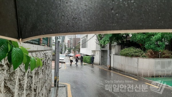 [태풍급 폭우] 어제부터 내린 비로 강원도 영동에는 최고 280㎜의 강수량을 기록한 것으로 나타났다. 서울과 경기도에도 50~100㎜가 내렸다./매일안전신문DB