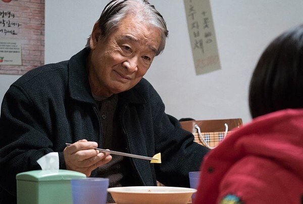 배우 이순재가 소속사를 통해 전 매니저에게 사과하고 싶다는 뜻을 전했다.(사진=영화 '덕구' 스틸컷)