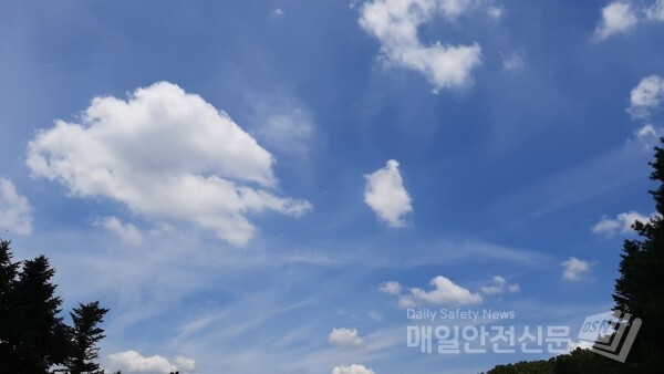 [오늘의 날씨]오늘 전국이 구름많은 가운데 낮 기온이 30도 안팎으로 올라 덥겠다. 엊그제 내린 비로 수도권 하늘이 가을하늘처럼 맑다. 사진은 4일 경기도 용인에서 바라본 하늘. /신윤희 기자