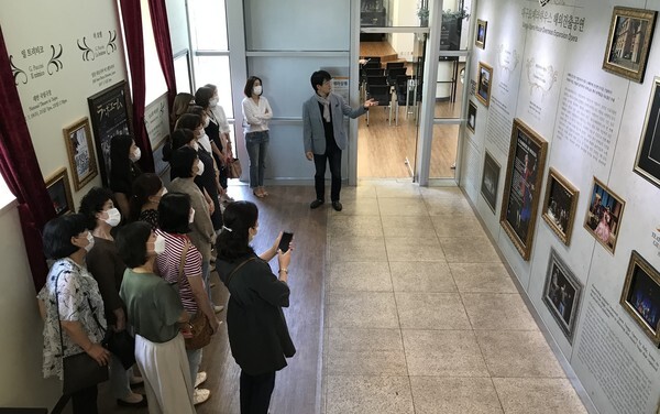 대구오페라하우스가 대구 시민들을 대상으로 한 무료 극장투어프로그램을 8월까지 운영한다. /대구오페라하우스 제공