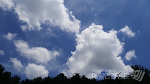 [내일날씨] 월요일 저녁 6시부터 화요일 새벽 6시 사이에 서울과 경기 북부, 강원 영서에도 5∼20㎜의 비가 내리겠다.  /신윤희 기자