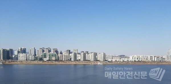 정부가 지난달 17일 내놓은 부동산대책에 따라 오는 10일부터 10일부터 전세대출을 받아 3억원이 넘는 규제지역 아파트를 구입한 경우 전세대출을 회수당한다. /매일안전신문DB 