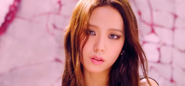 블랙핑크의 '하우 유 라이크 댓' 유튜브 영상 일부.