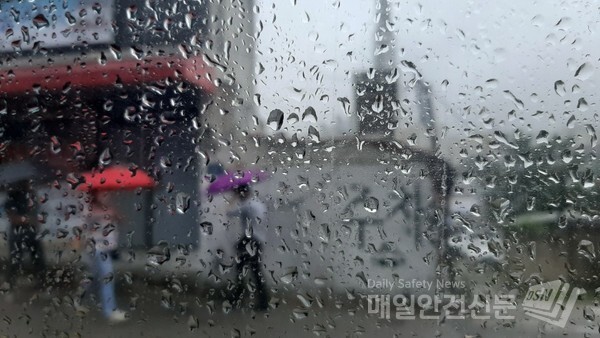 [오늘 날씨] 전국적으로 비가 내리는 가운데 13일 오전 출근길에 버스 밖으로 우산을 쓴 시민이 걸어가고 있다. /신윤희 기자