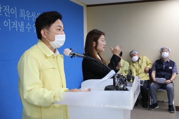 원희룡 제주도지사가 17일 도내 코로나19 상황을 브리핑하고 있다. /제주특별자치도 제공