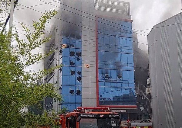 18일 오전 11시 25분경 고양시 고천동 플라스틱 성형 공장에서 불이 났다.