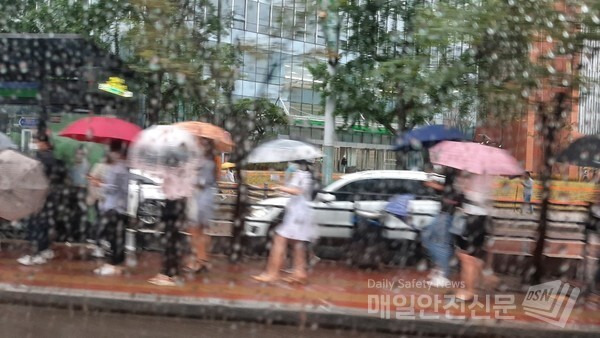 [오늘날씨]일요일 아침 서울과 경기도, 강원도 영서에 비가 내리고 있는 가운데 내일까지 중부지방을 중심으로 많은 비가 내리겠다. 서울과 경기도 등에는 호우주의보가 내려졌다./ 매일안전신문DB