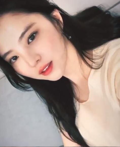 한소희가 자신의 블로그를 통해 어머니 빚투 논란에 대해 불우한 가정사를 고백하며 피해자들에게 사과했다.(사진=한소희 SNS)