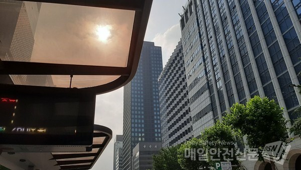 [오늘날씨]전남과 경남해안, 제주도에서 비가 오는 가운데 내일까지 남부지방 중심 많은 비가 내리겠고 내일 전북과 경남, 충남, 경북, 경기남부에도 비가 오겠다. /신윤희 기자 