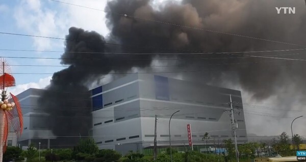 경기 용인 SLC 물류센터에서 화재가 발생해 근로자 5명이 사망했다.(사진=YTN News 영상 캡처)
