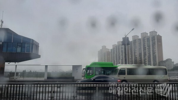 [오늘날씨]전국이 대체로 흐리고 대부분 지역에서 비가 내리는 가운데 남부지방을 중심으로 많은 비가 예상된다./신윤희 기자