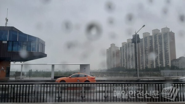 [내일날씨]내일과 금요일까지 전국적으로 강하고 많은 비가 내리겠다. /신윤희 기자