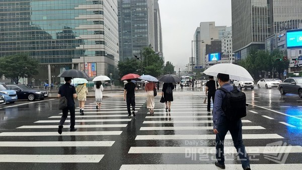 [오늘의 날씨]  서울과 경기도, 서해안에서는 낮 12시부터 내일 새벽 6시 사이 시간당 30㎜ 이상의 강한 비가 오는 곳이 있겠다./신윤희 기자