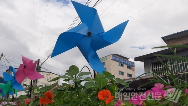 [오늘의 날씨]남부지방에서 약화되는 저기압의 영향을 받아 전국이 흐린 가운데 강원영동과 경상도는 밤 9시까지 비가 오는 곳이 있겠고, 그 밖의 중부지방과 전라도는 오후에 가끔 비가 오는 곳이 있겠다. /신윤희 기자