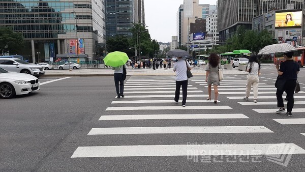 [오늘날씨}전국이 흐리고 대부분 지역에 산발적으로 비가 오고 있는 가운데 내일 충청도와 전북, 경북을 중심으로 많은 비가 예상된다. /신윤희 기자