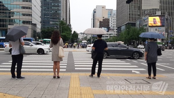 [오늘날씨]충청도와 경북, 전북, 경남내륙에 매우 강한 비가 내리는 가운데 전국에서 비가 내리다가 대부분 그치겠다. /신윤희 기자