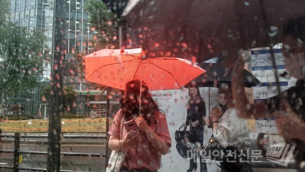 [오늘의 날씨] 오늘과 일요일인 내일 낮 12시 사이에 서울과 경기도,  강원영서, 충남서해안을 중심으로 돌풍과 천둥·번개를 동반한 시간당 50~80㎜의 매우 강한 비가 오는 곳이 있겠다. 강원동해안과 경상내륙, 제주도는 낮기온이 33도 이상으로 올라 덥겠다 . /신윤희 기자