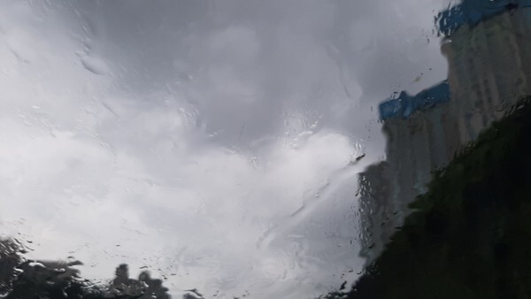 [오늘날씨]중부지방에 강하게 비가 내리는 가운데 경기남부와 충북북부에는 최고 70㎜가 내리고 있다. /신윤희 기자