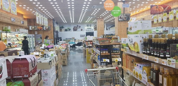 2일 대부분 이마트, 코스트코, 롯데마트, 하이마트, 홈플러스와 같은 대형마트는  휴무일이 아닌 정상영업한다.