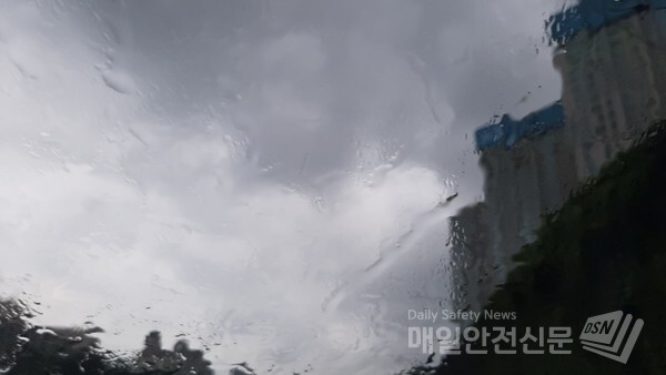 2일 밤 12시 무렵 서울 지역에 매우 많은 비가 내릴 전망이다. /신윤희 기자