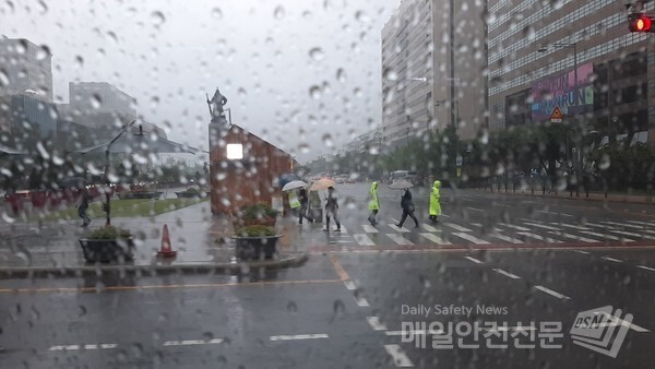 [오늘의 날씨] 3일 오전 서울과 경기도 등 중부지방에 시간당 최고 40㎜의 폭우가 쏟아지는 가운데 5일까지 최대  300㎜까지 더 내릴 전망이다. /신윤희 기자