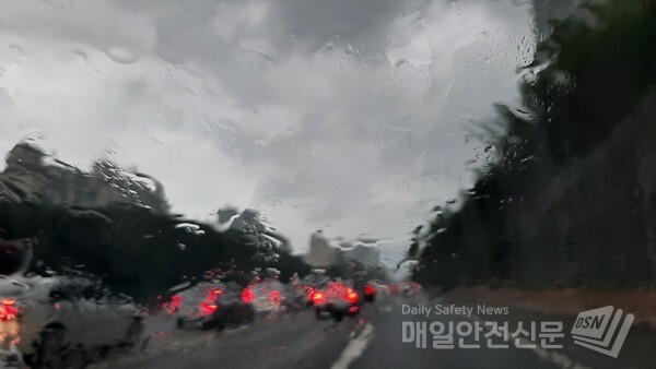 지난 1일, 2일 수도권과 중부지방에 내린 집중호우로 인해 6명이 사망하고 8명이 실종됐다.(사진=매일안전신문DB)