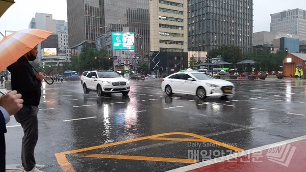 [오늘날씨] 오늘 서울·경기도와 강원영서에는 돌풍과 천둥·번개를 동반한 비가 시간당 50~100㎜(일부 지역 시간당 120㎜ 이상)의 매우 강한 비가 오는 곳이 있겠다. /신윤희 기자