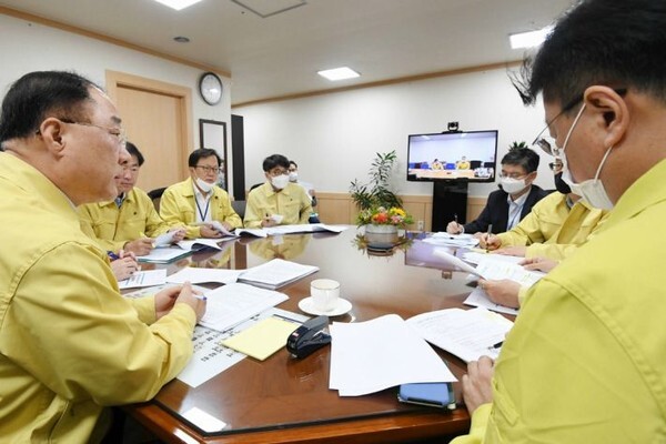 홍남기 경제부총리가 5일 집중호우 피해 지원 방안과 농수산물 가격 동향을 점검하기 위한 긴급점검회의를 개최했다. (기획재정부 제공)